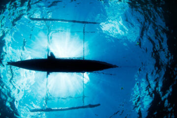 Silhuett av en båt underifrån